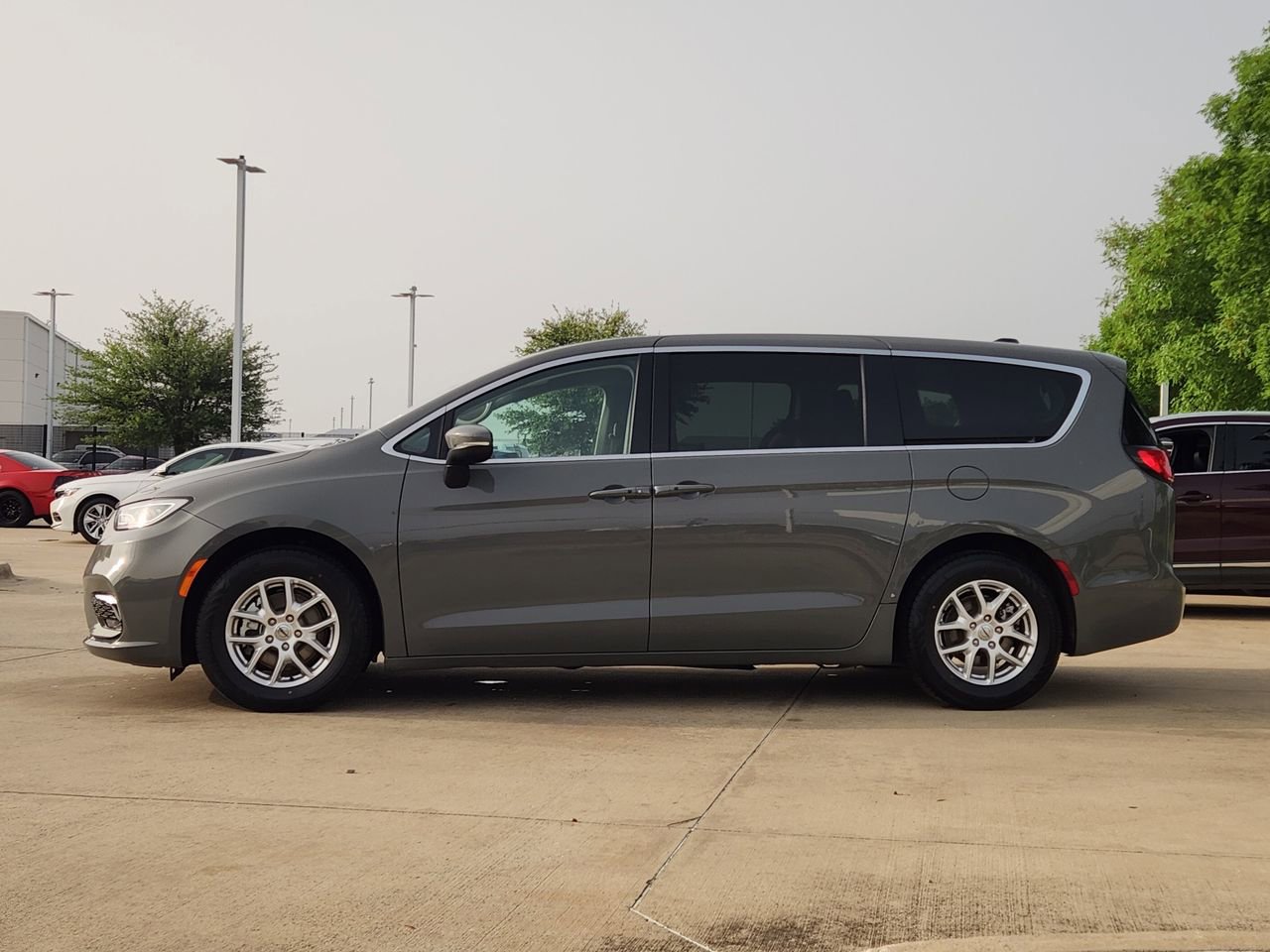 Used 2023 Chrysler Pacifica Touring-L FWD image 4