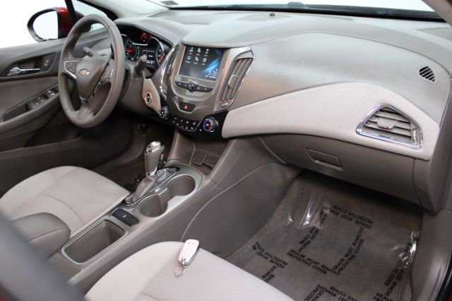 Used 2018 Chevrolet Cruze LT w/ Convenience Package FWD image 23