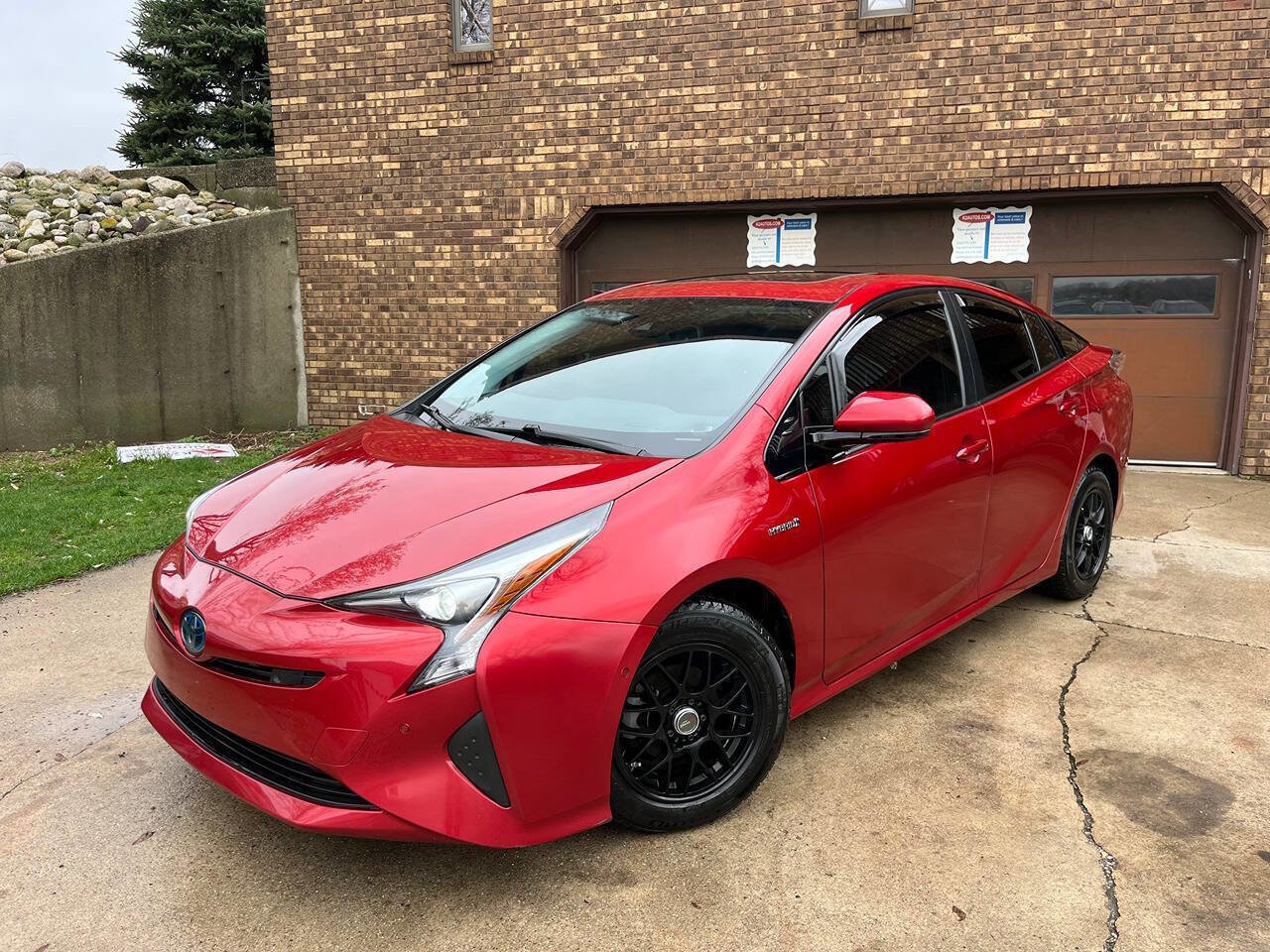 Used 2016 Toyota Prius Four w/ Advanced Technology Package FWD image 1
