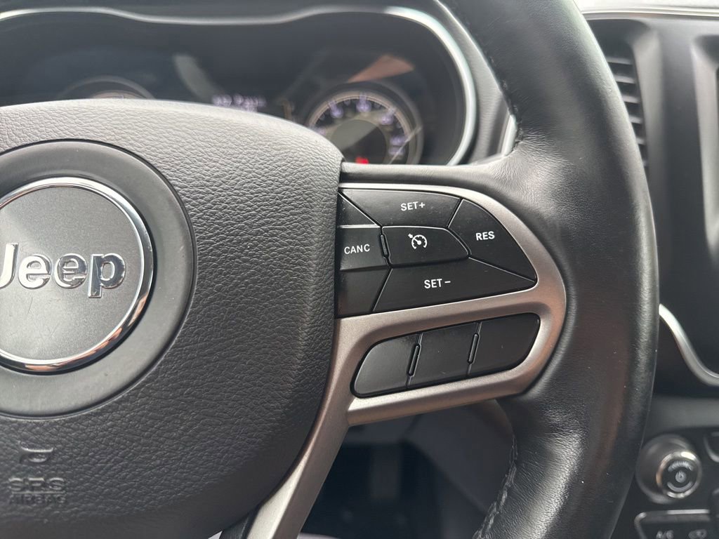 Used 2019 Jeep Cherokee Latitude Plus w/ Cold Weather Group AWD/4WD image 17