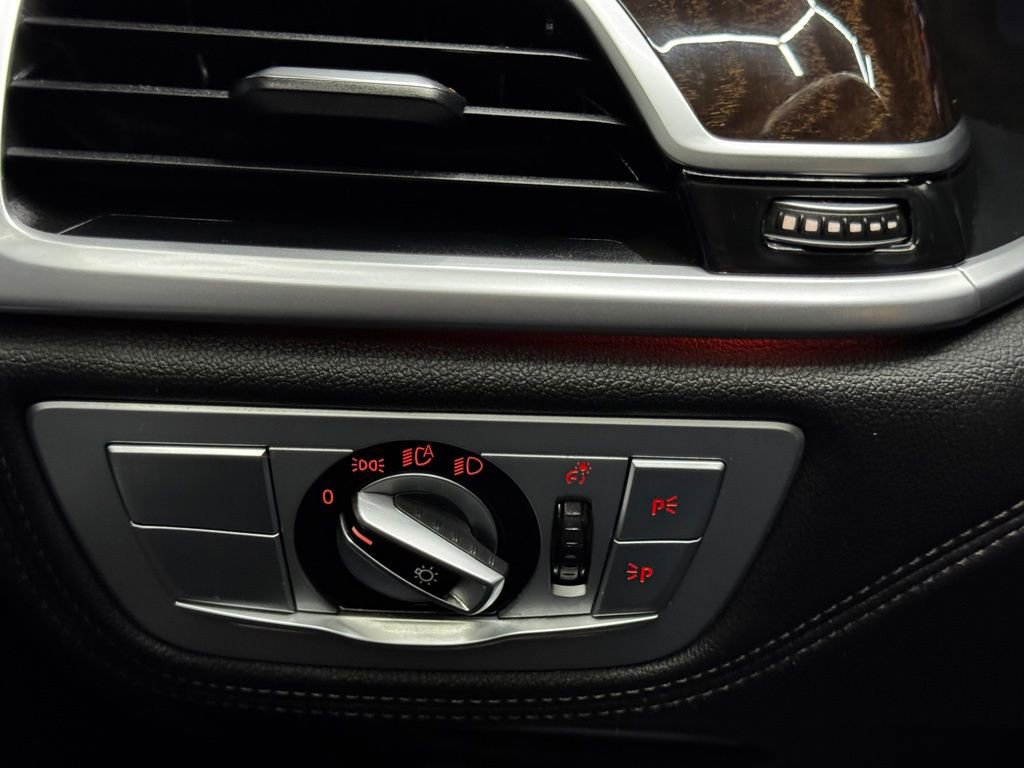 Used 2021 BMW 750i xDrive image 31