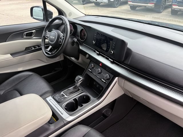 Used 2023 Kia Carnival LX FWD image 6