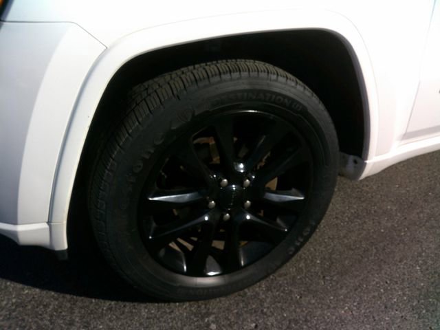 Used 2017 Jeep Grand Cherokee Altitude AWD/4WD image 10