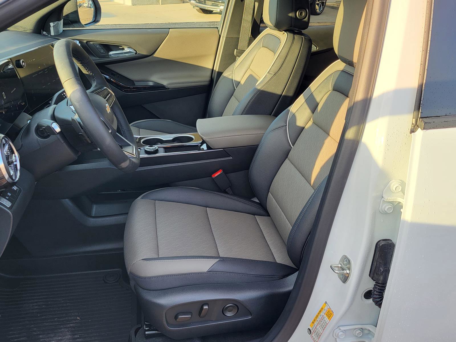 New 2026 Chevrolet Equinox LT w/ Convenience Package II FWD image 15