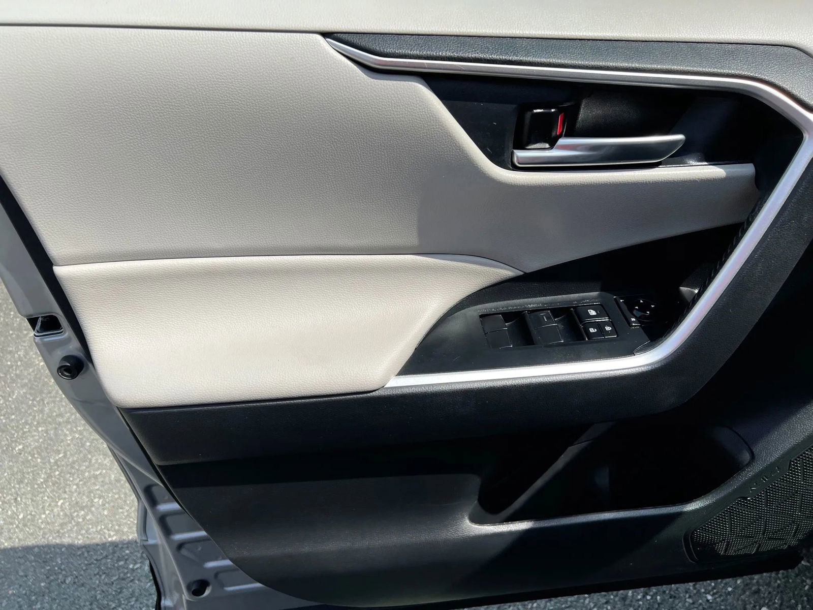 Used 2021 Toyota RAV4 XLE image 9