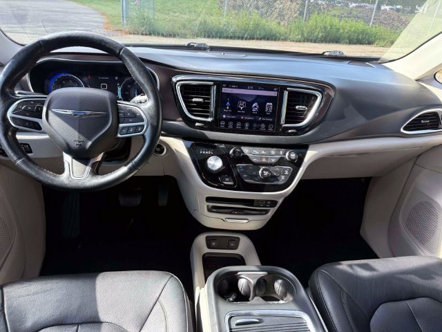 Certified 2019 Chrysler Pacifica Touring-L Plus FWD image 16