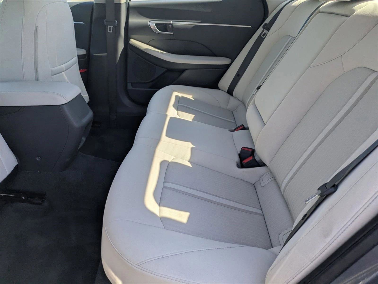 Used 2022 Hyundai Sonata SEL w/ Preferred Accessory Package FWD image 17