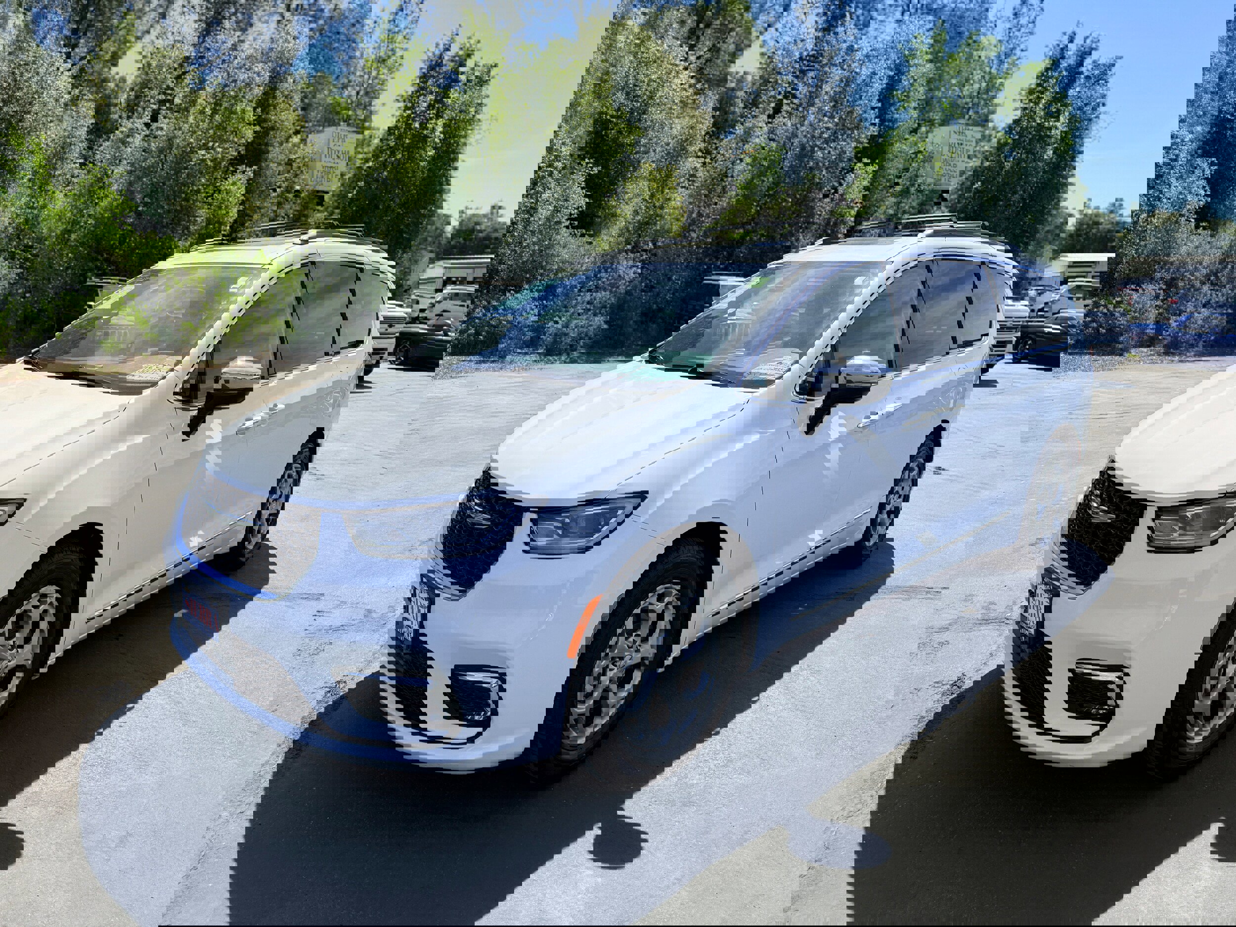 Used 2023 Chrysler Pacifica Limited image 2