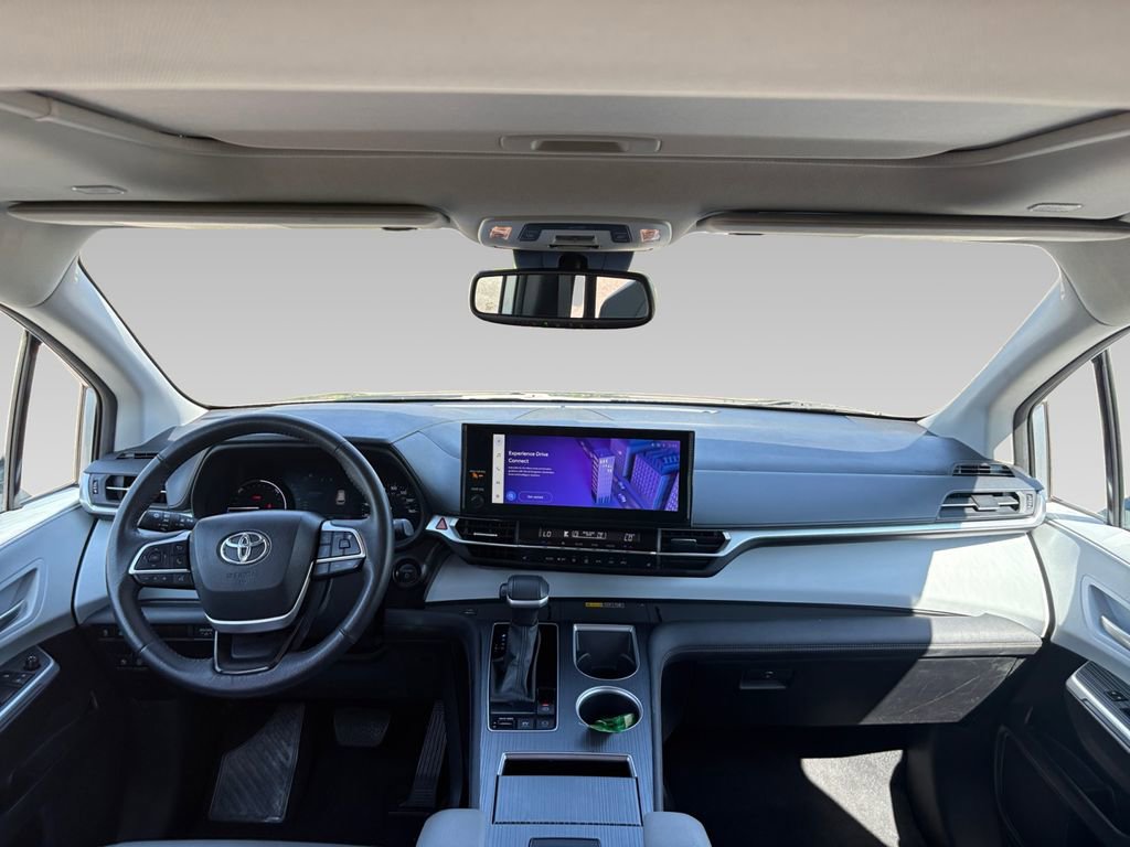 Used 2025 Toyota Sienna XLE image 3