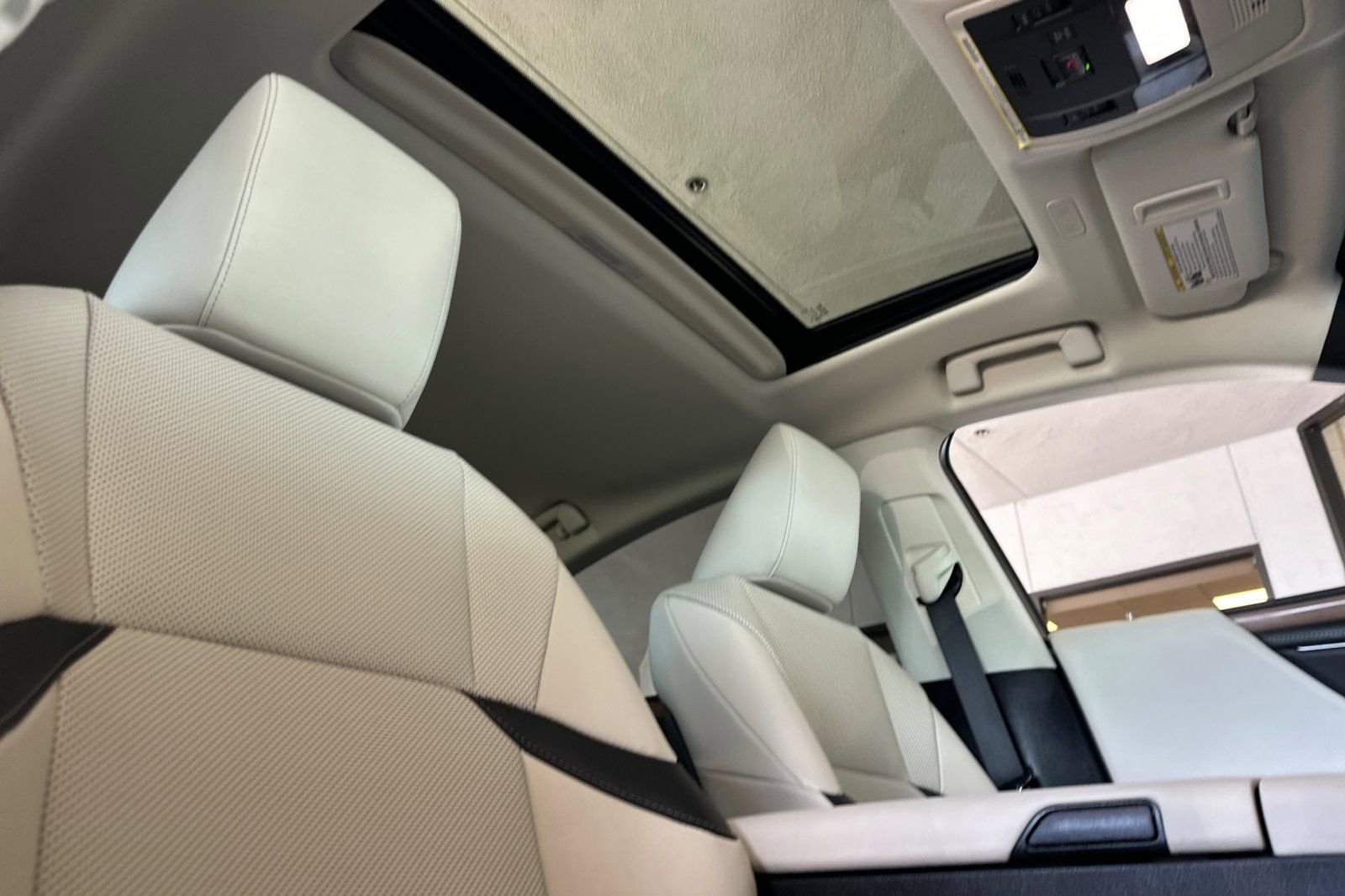 Certified 2025 Lexus ES 300h w/ Premium Package image 13