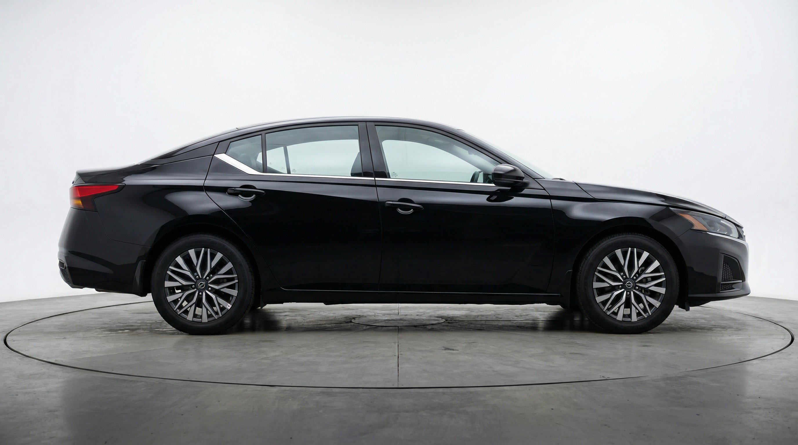 Used 2025 Nissan Altima 2.5 SV image 11