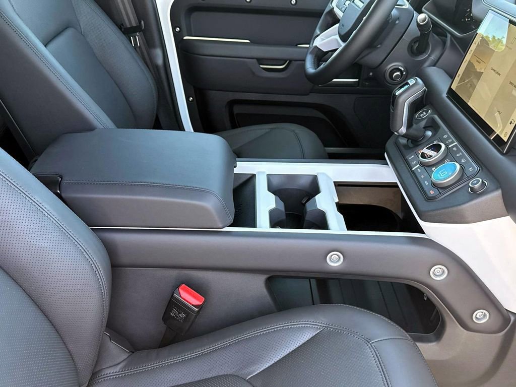 New 2025 Land Rover Defender 130 X-Dynamic SE image 8