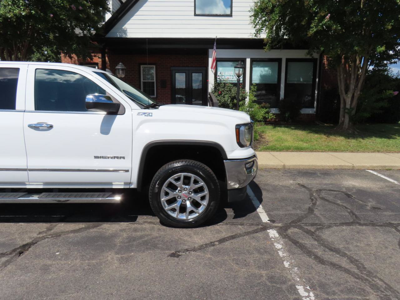 Used 2017 GMC Sierra 1500 SLT w/ SLT Premium Package AWD/4WD image 11