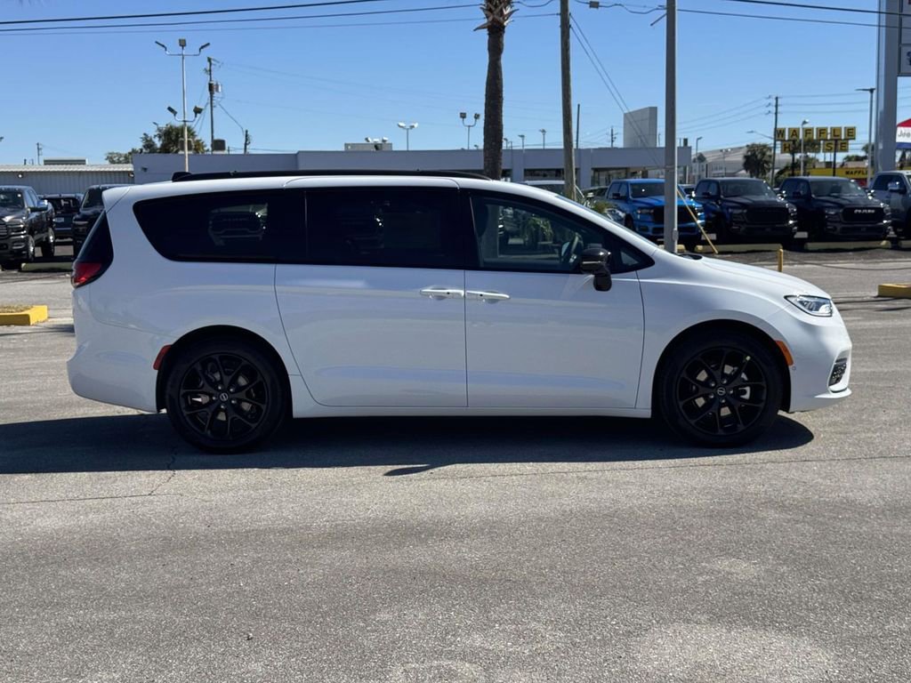New 2026 Chrysler Pacifica Select w/ S Appearance Package FWD image 7
