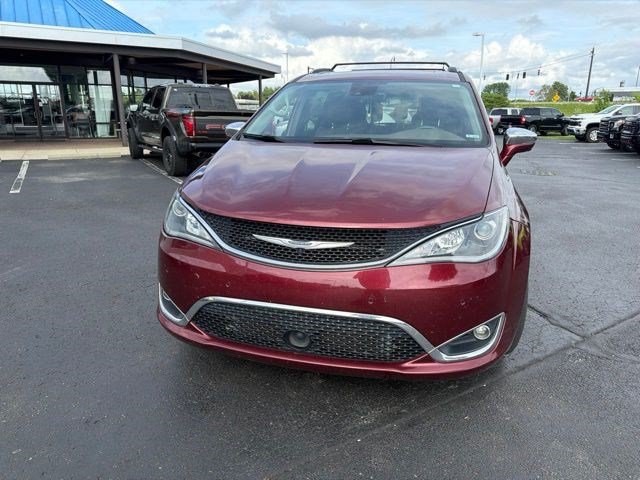 Used 2019 Chrysler Pacifica Limited w/ Tire & Wheel Group FWD image 3