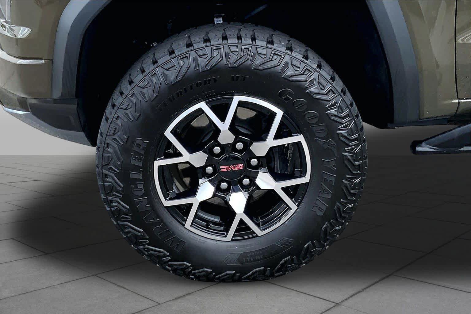 Used 2024 GMC Canyon AT4X AWD/4WD image 11