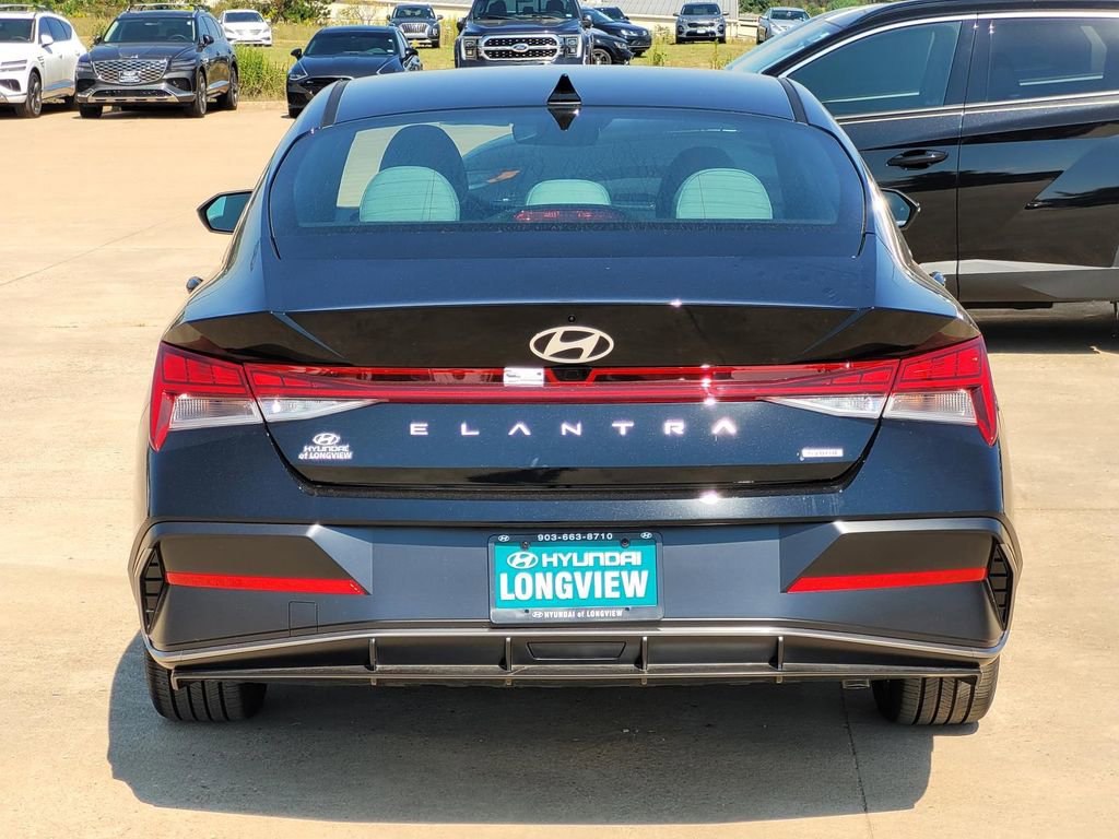 New 2025 Hyundai Elantra Limited FWD image 4