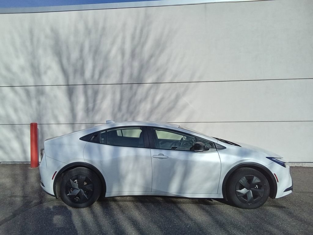 Used 2023 Toyota Prius LE FWD image 2