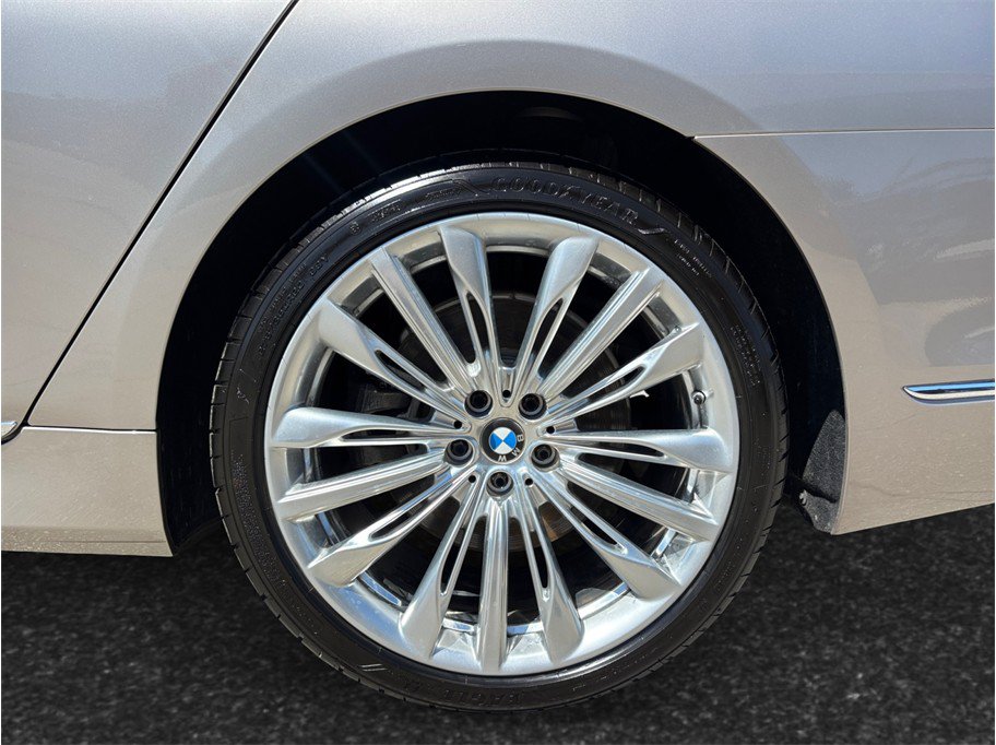 Used 2016 BMW 750i RWD image 15