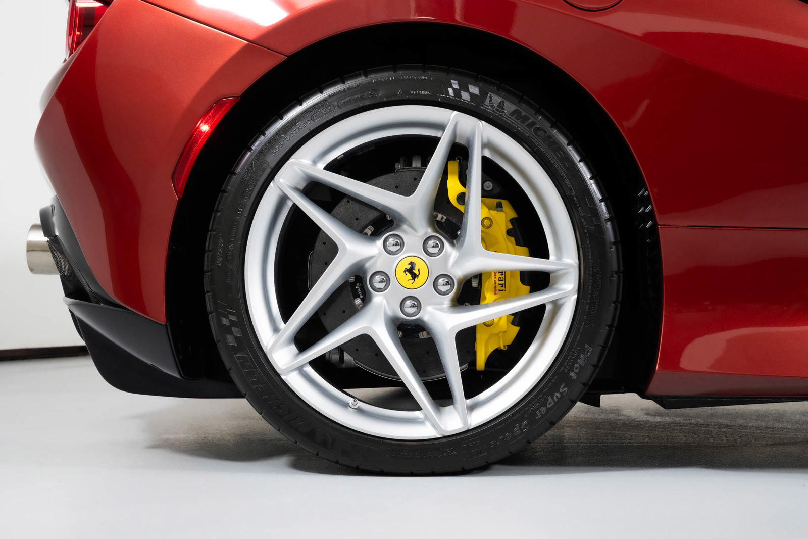 Used 2023 Ferrari F8 Spider image 21