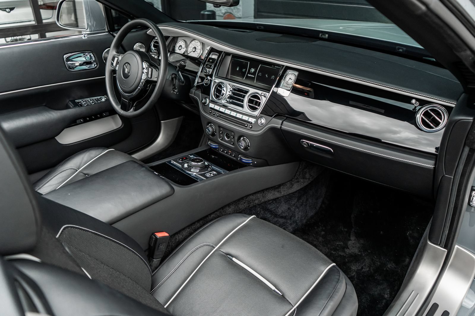 Used 2020 Rolls-Royce Dawn RWD image 2