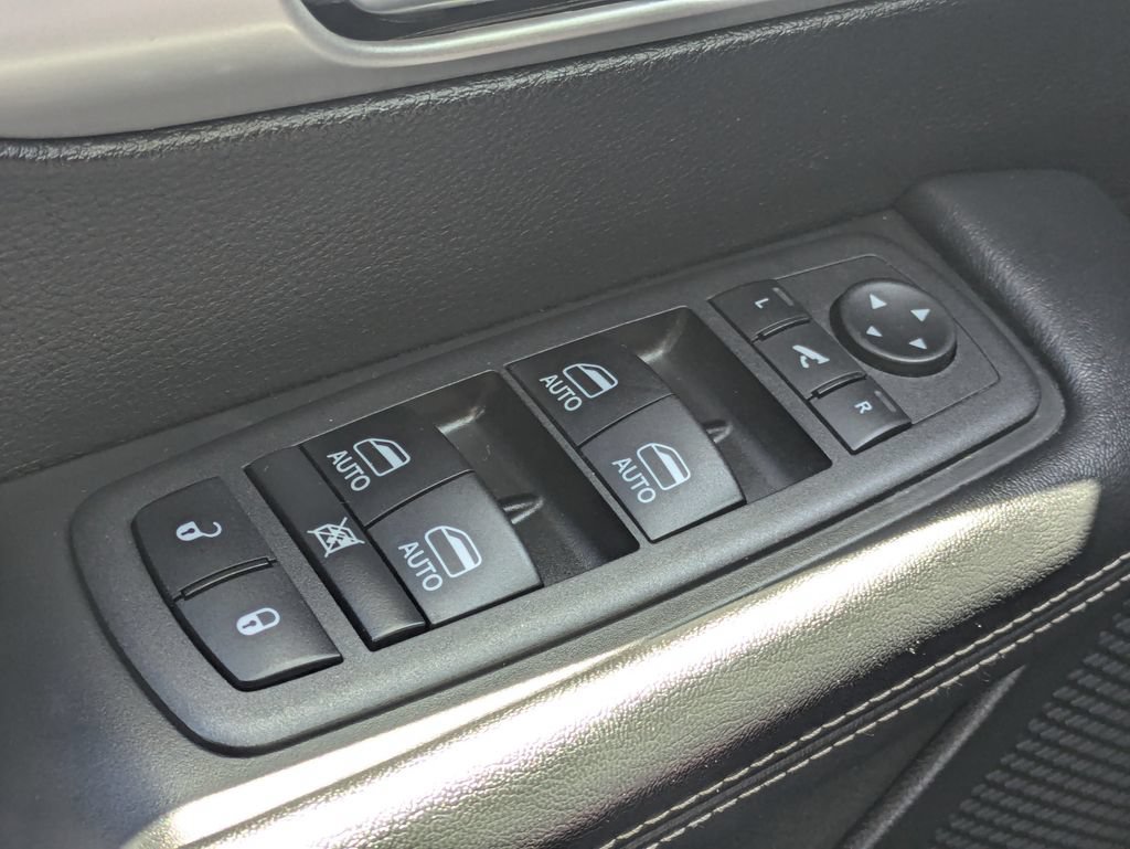 Used 2025 Chrysler Pacifica Limited FWD image 25