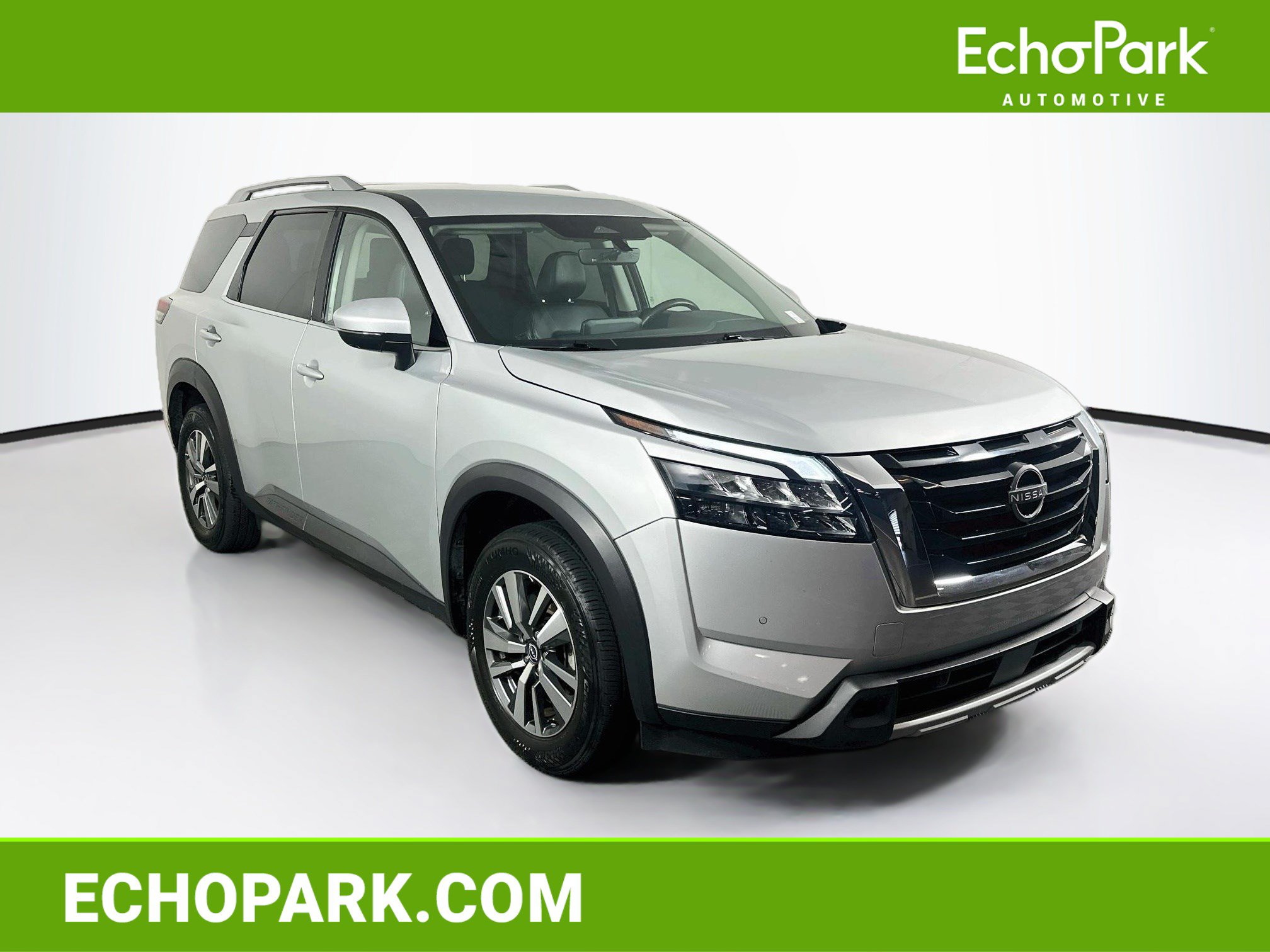 Used 2025 Nissan Pathfinder SL FWD image 1