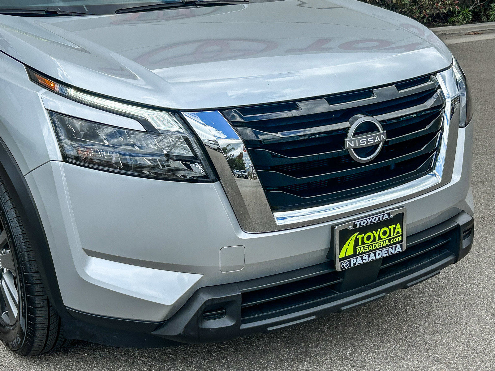 Used 2025 Nissan Pathfinder SV FWD image 5