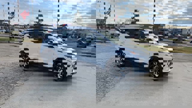 Used 2022 Chevrolet Bolt EUV LT w/ Convenience Package image 2