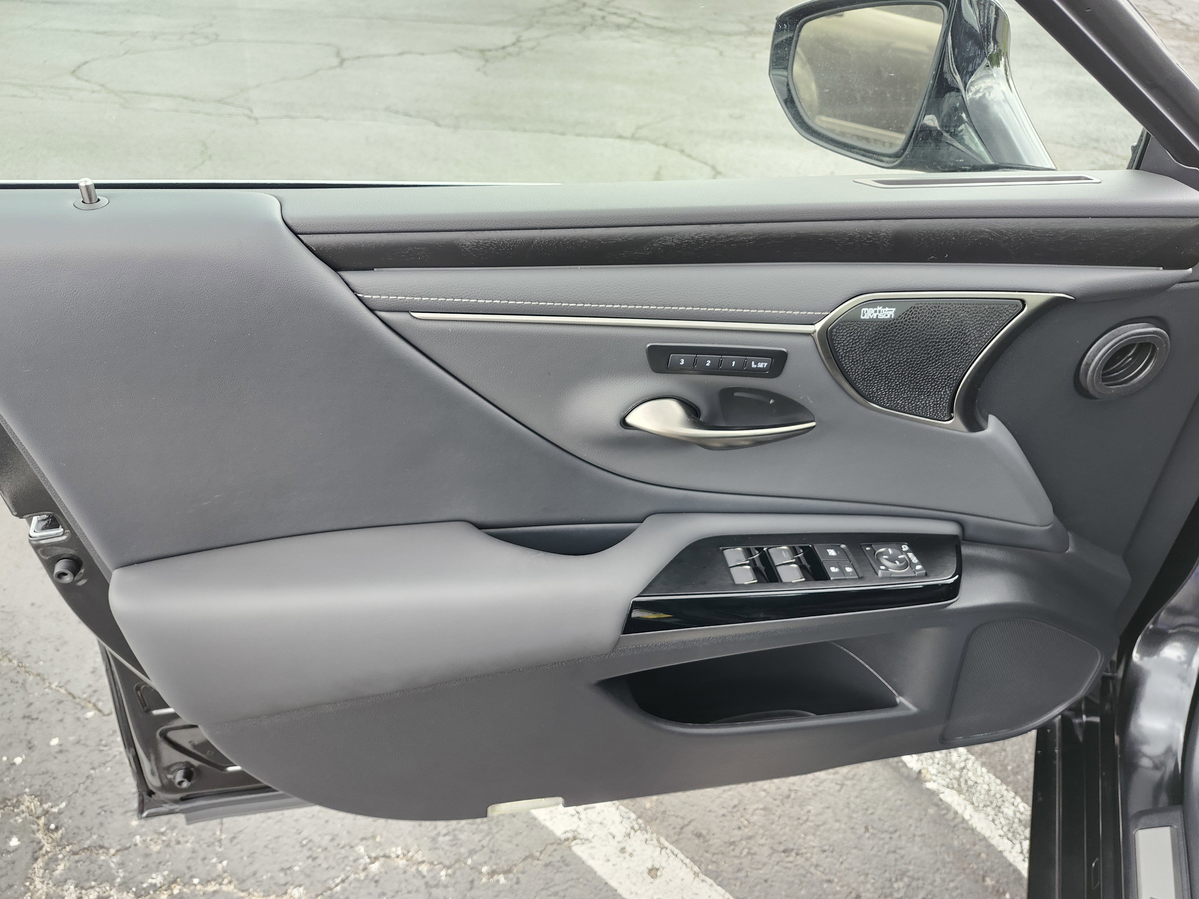 Used 2025 Lexus ES 300h Ultra Luxury w/ Accessory Package (Z2) image 29