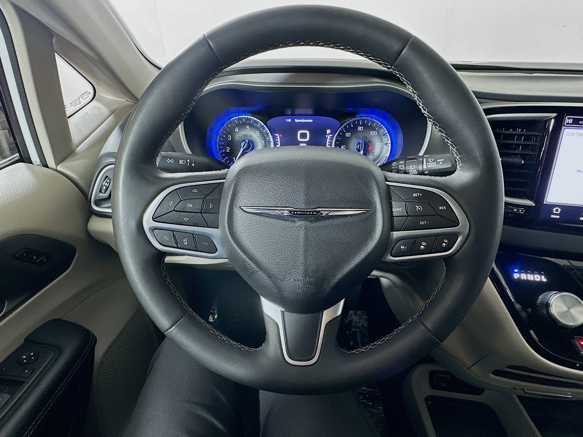 Used 2023 Chrysler Pacifica Touring-L image 11