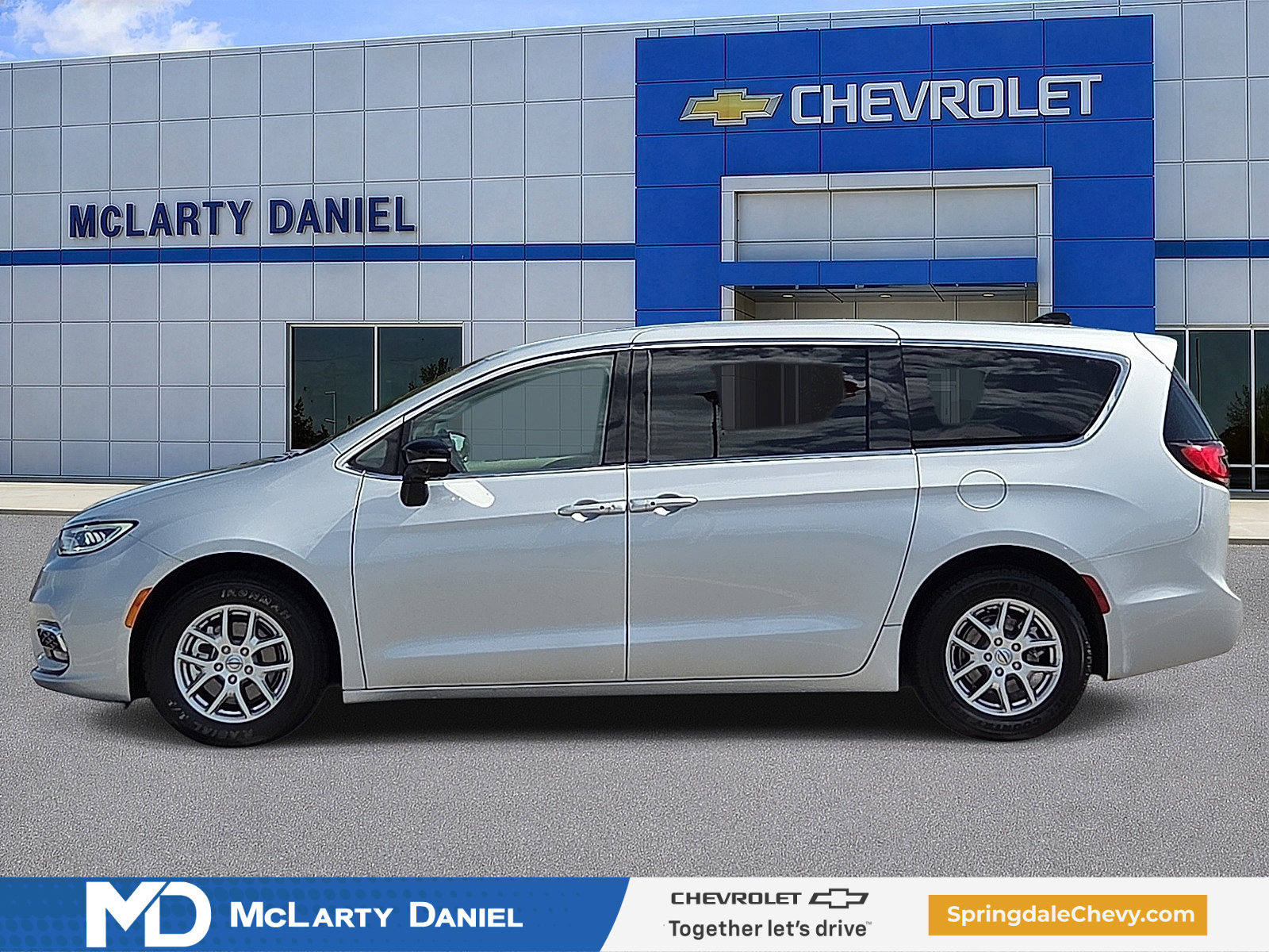 Used 2024 Chrysler Pacifica Touring-L FWD image 3