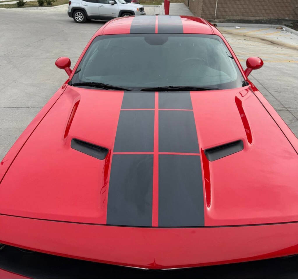 Used 2017 Dodge Challenger SXT w/ Blacktop Package image 8