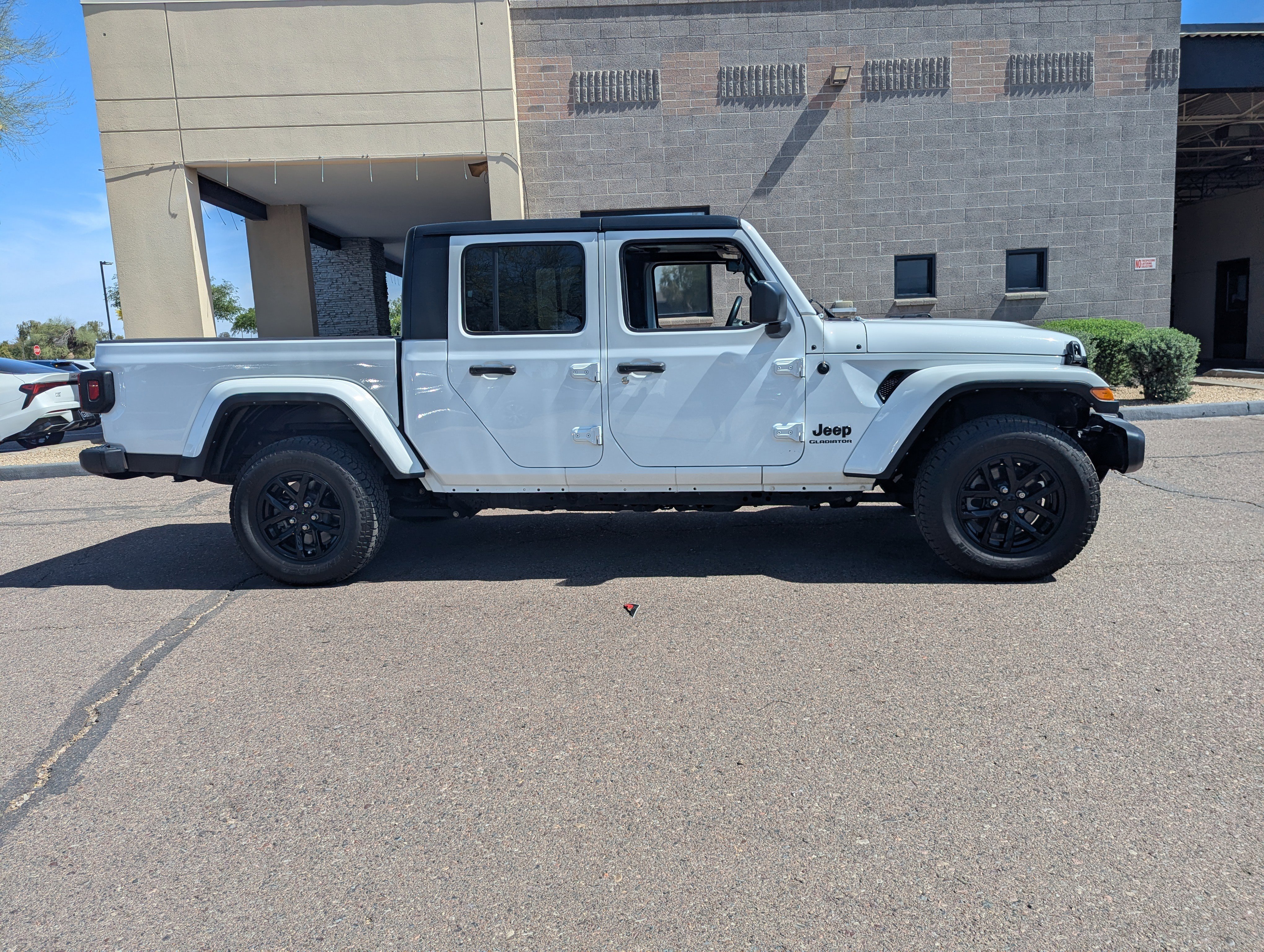 Used 2022 Jeep Gladiator Sport image 2