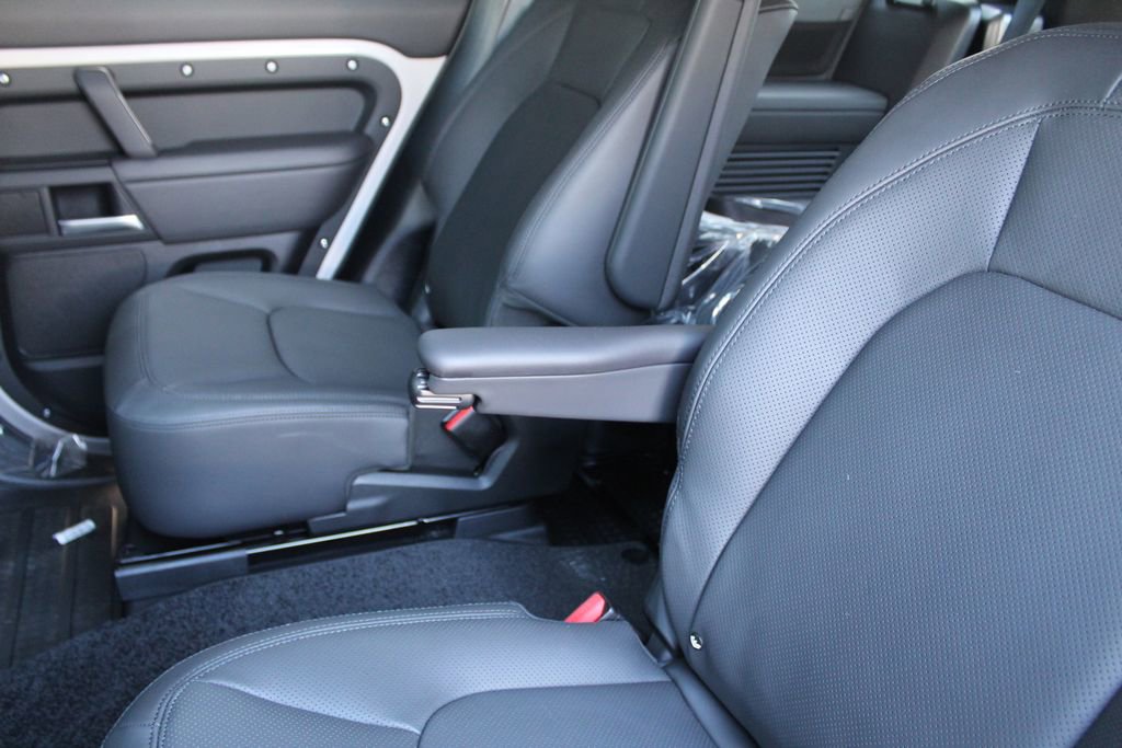 New 2026 Land Rover Defender 130 X-Dynamic SE image 19