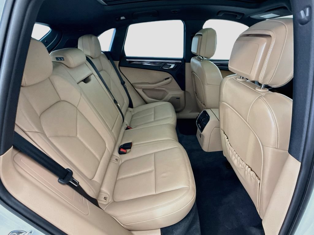 Certified 2025 Porsche Macan AWD/4WD image 22