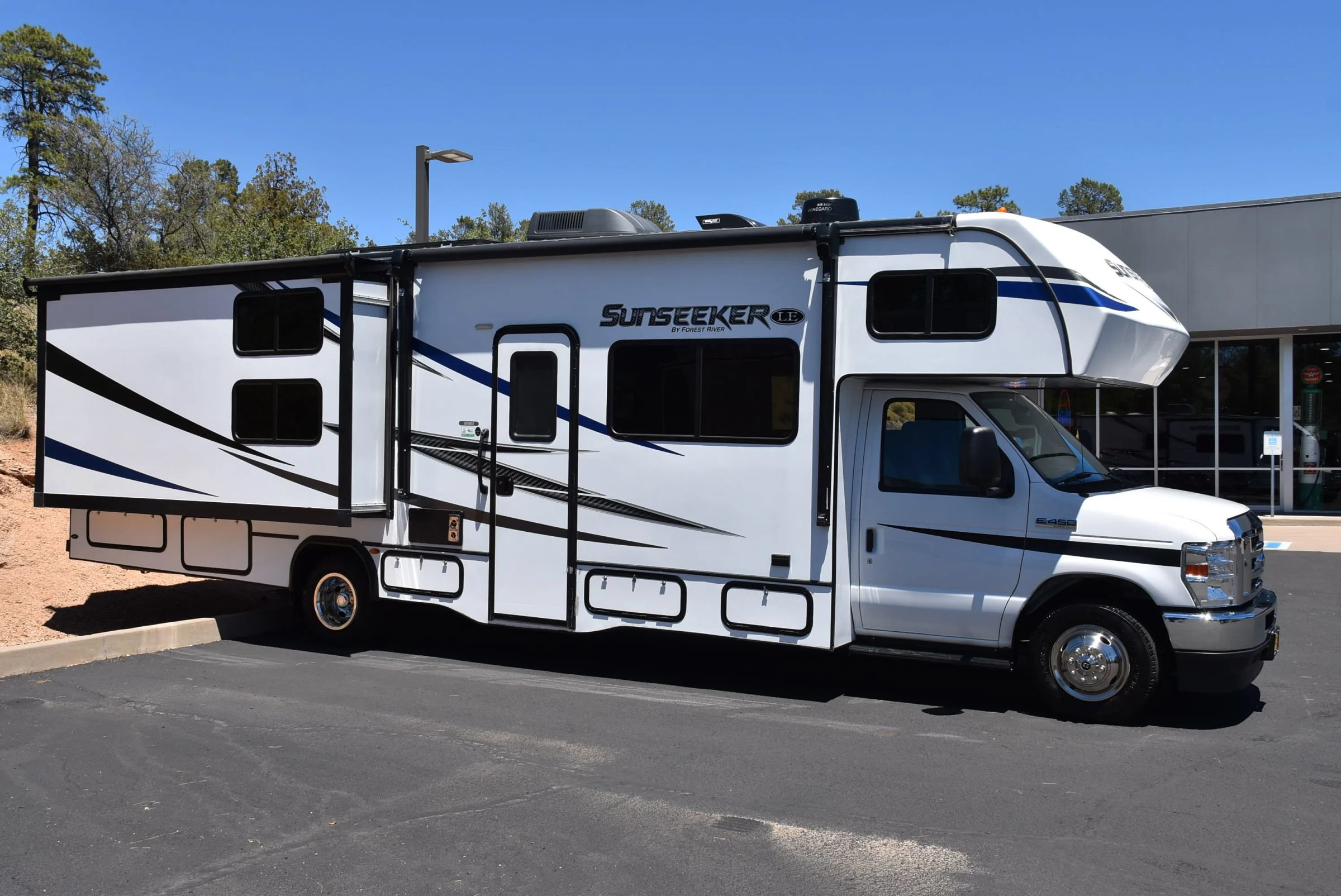 Used 2022 Ford E-450 and Econoline 450 Super Duty w/ Motorhome Prep Package RWD image 55