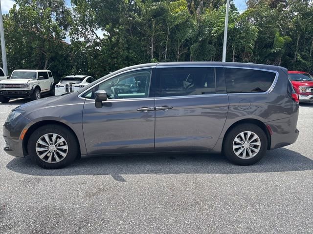Used 2017 Chrysler Pacifica Touring w/ Tire & Wheel Group FWD image 4