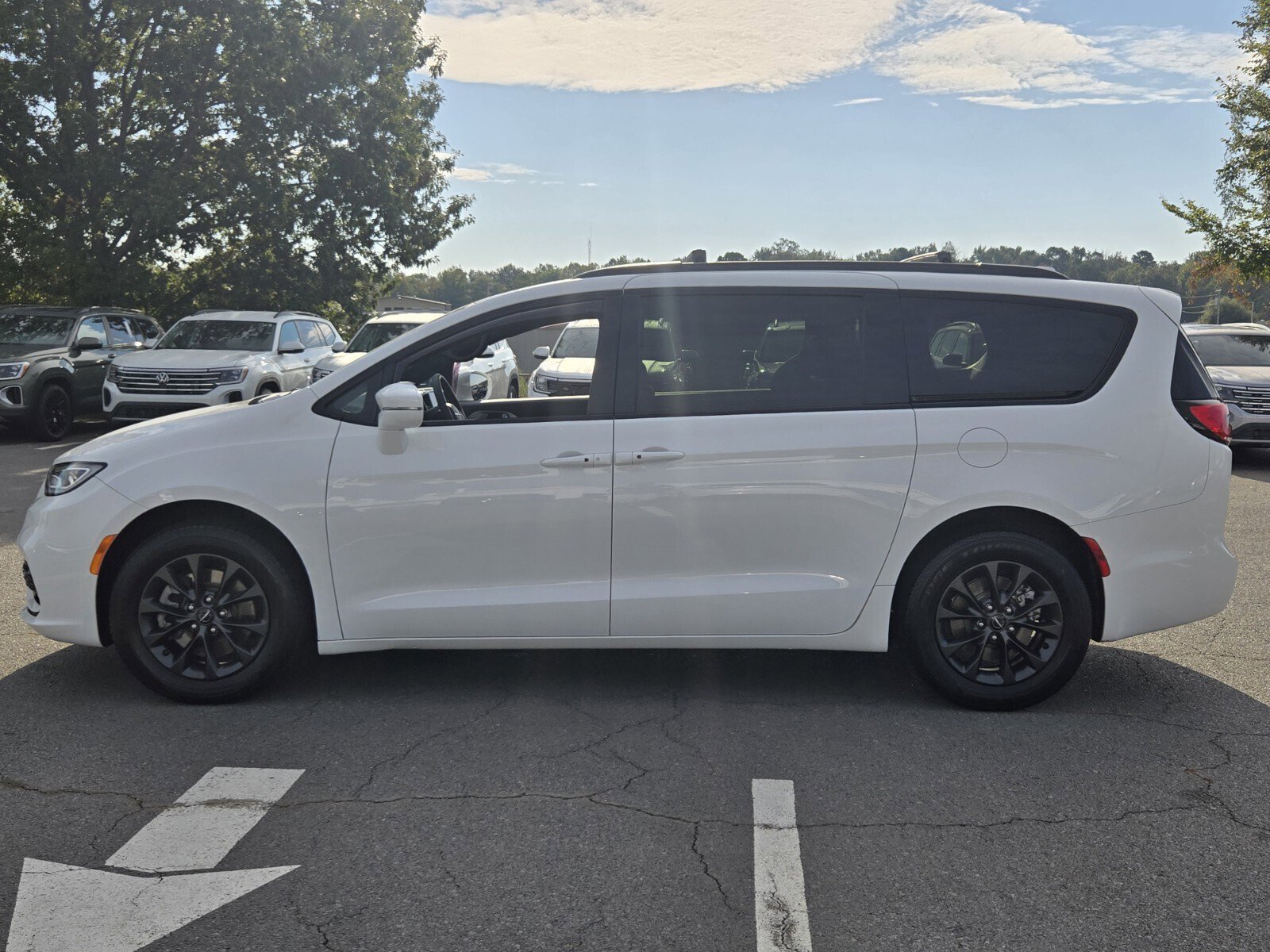Used 2022 Chrysler Pacifica Touring-L w/ S Appearance Package image 6