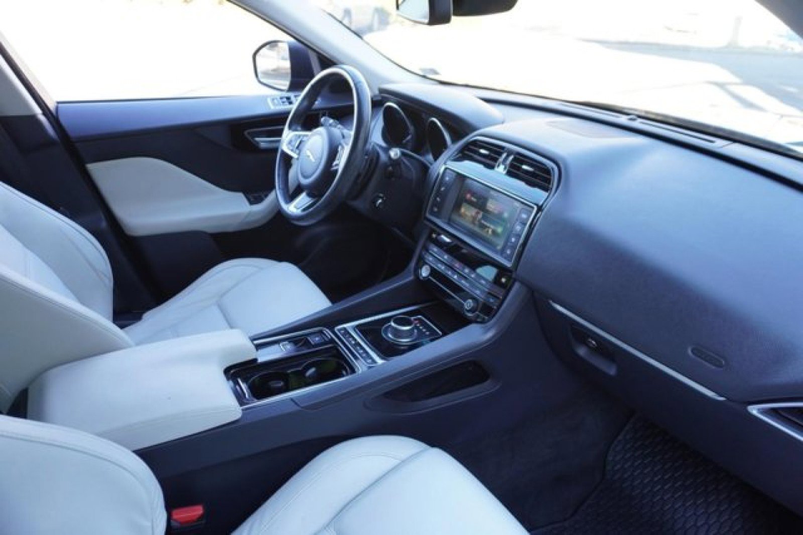 Used 2018 Jaguar F-PACE Prestige image 18