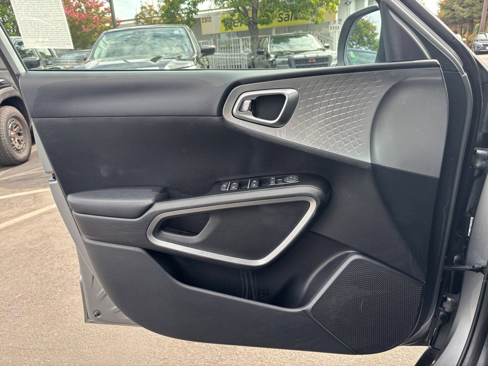 Used 2025 Kia Soul LX w/ LX Technology Package FWD image 15