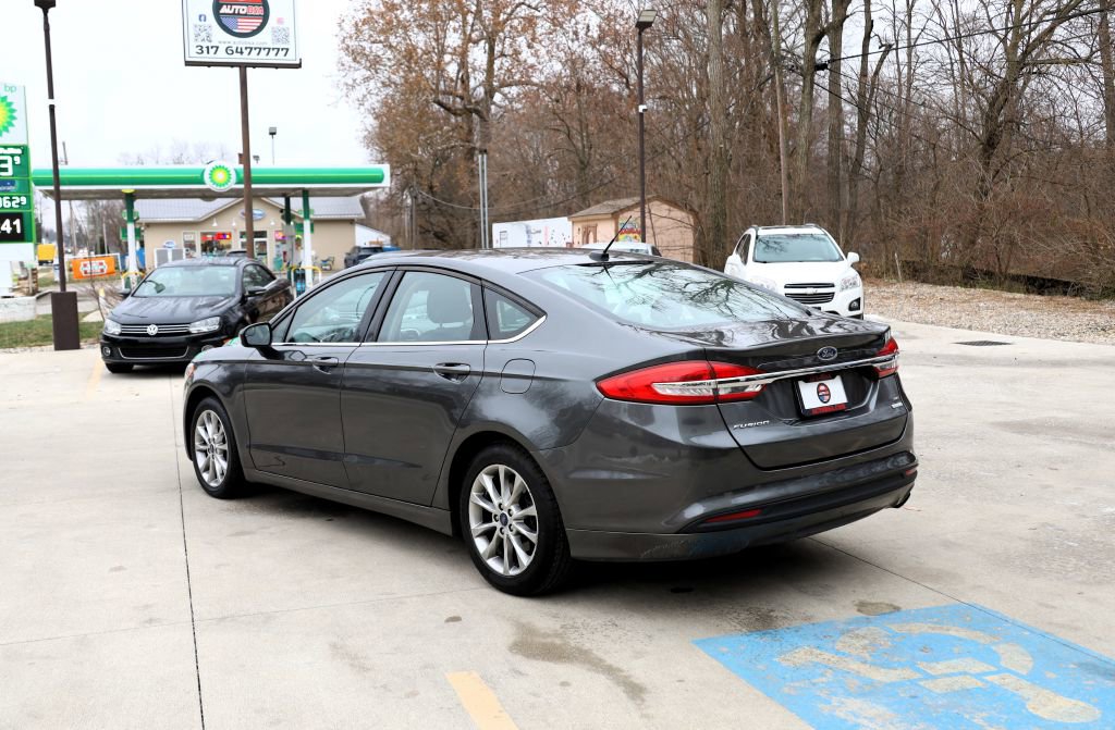 Used 2017 Ford Fusion SE w/ Fusion SE Technology Package image 5