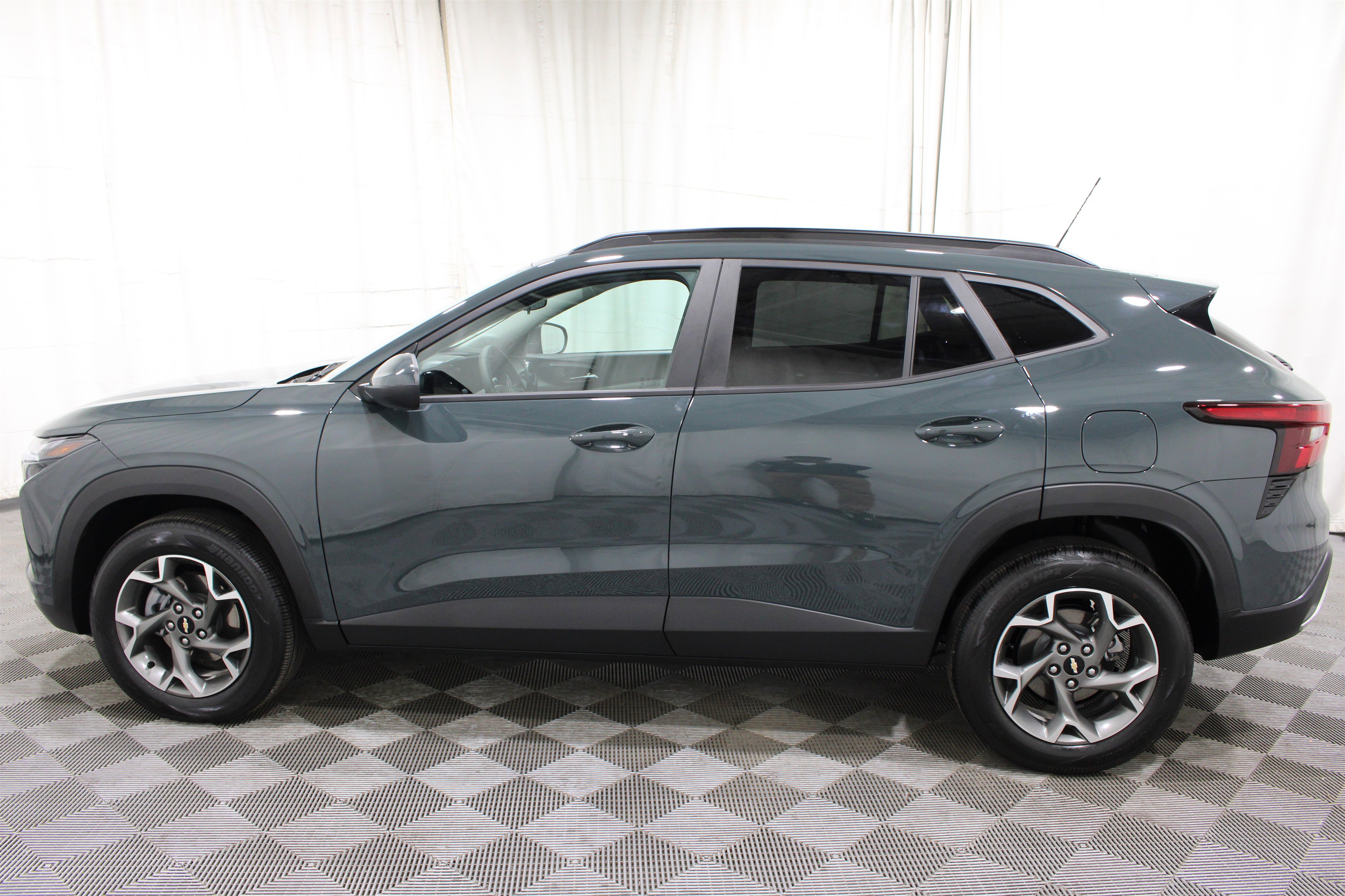Used 2025 Chevrolet Trax LT w/ LT Convenience Package FWD image 30