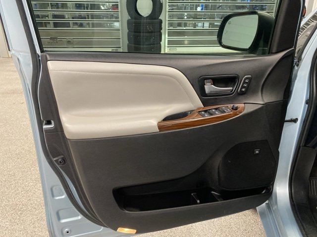 Used 2017 Toyota Sienna Limited image 31