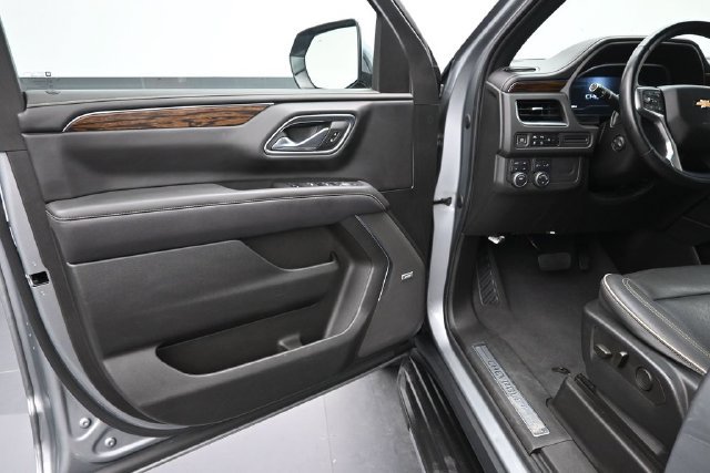 Used 2023 Chevrolet Suburban Premier AWD/4WD image 17