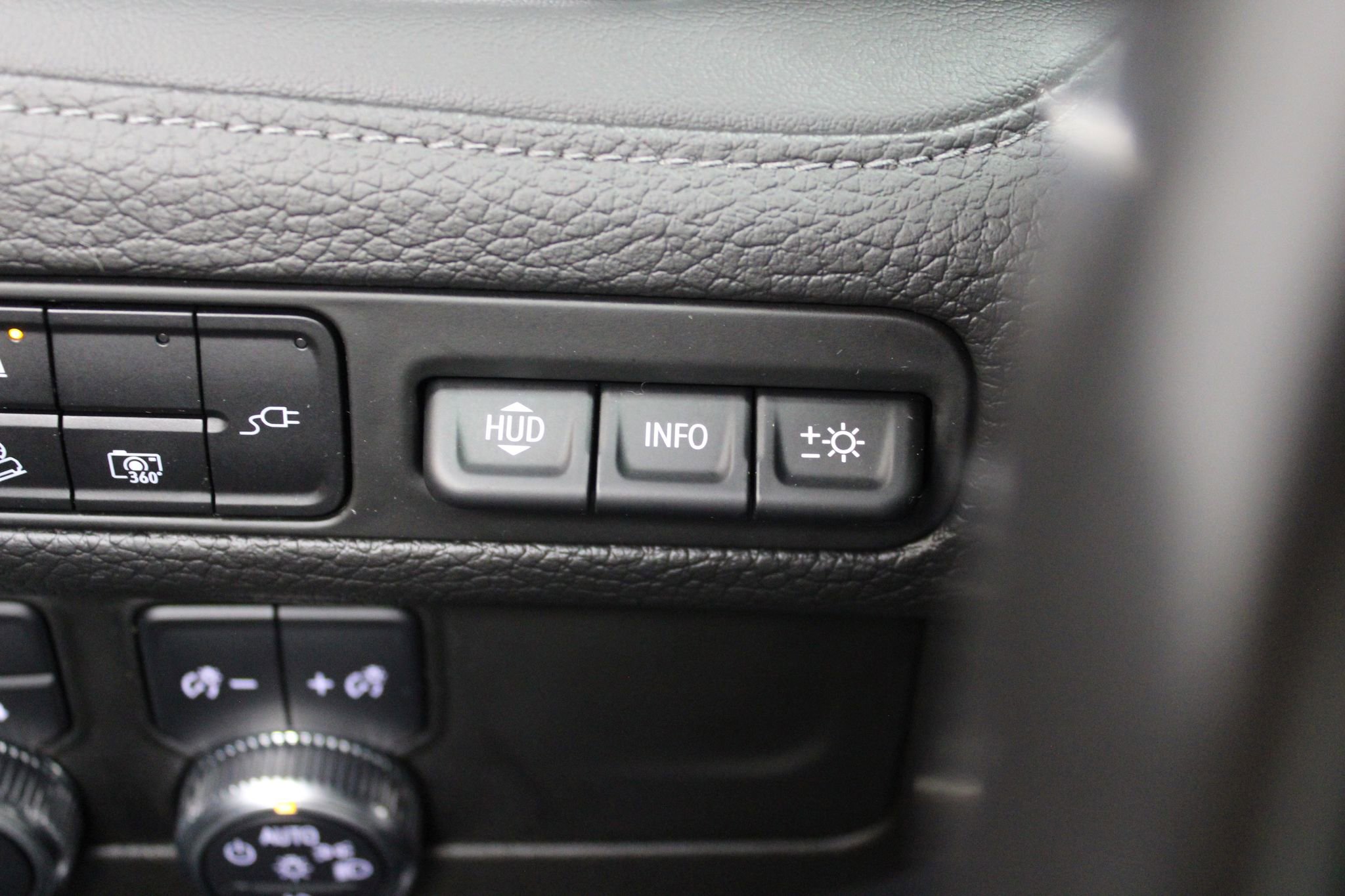 Used 2022 GMC Yukon XL Denali AWD/4WD image 39