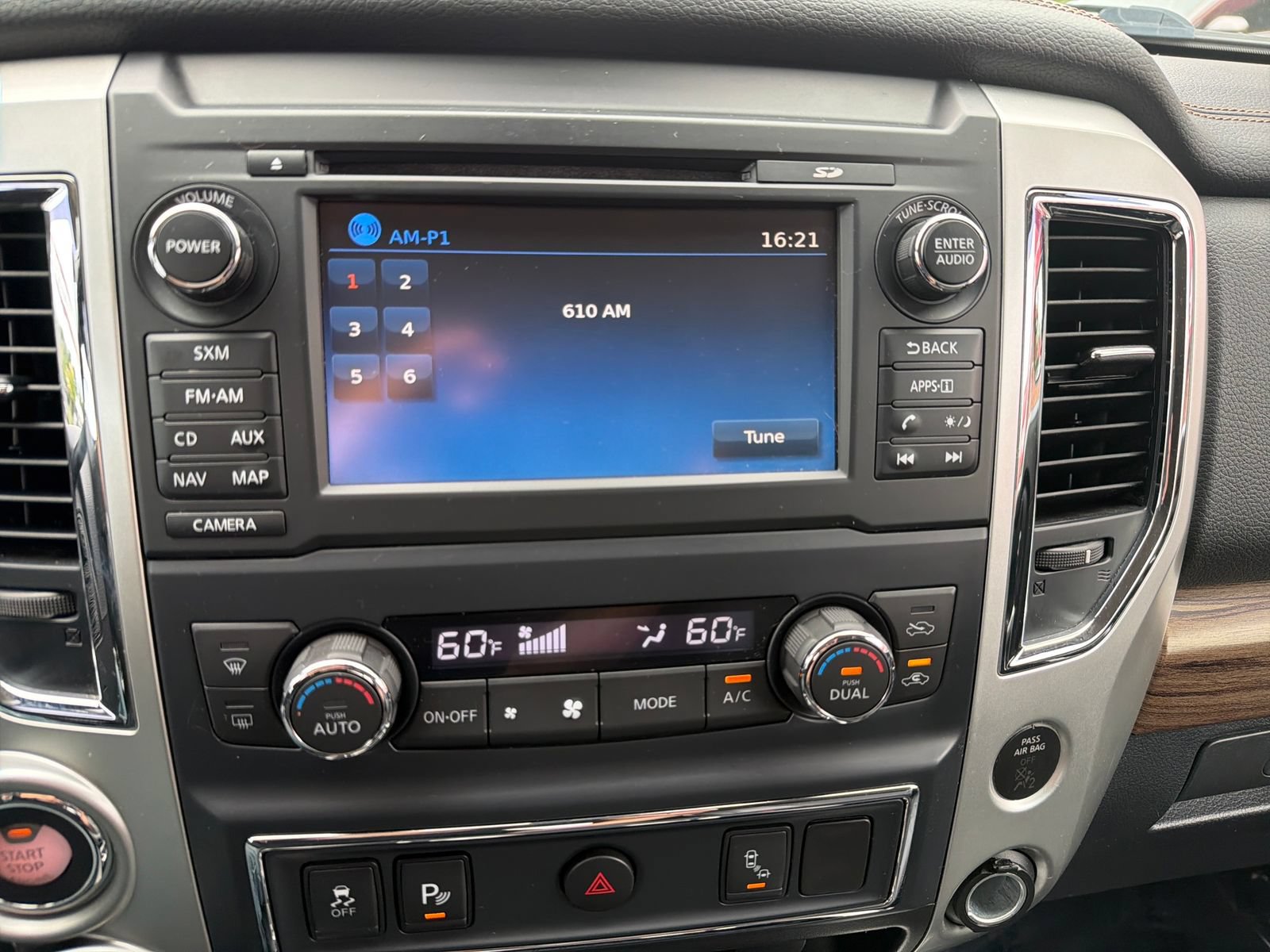Used 2017 Nissan Titan SL AWD/4WD image 22