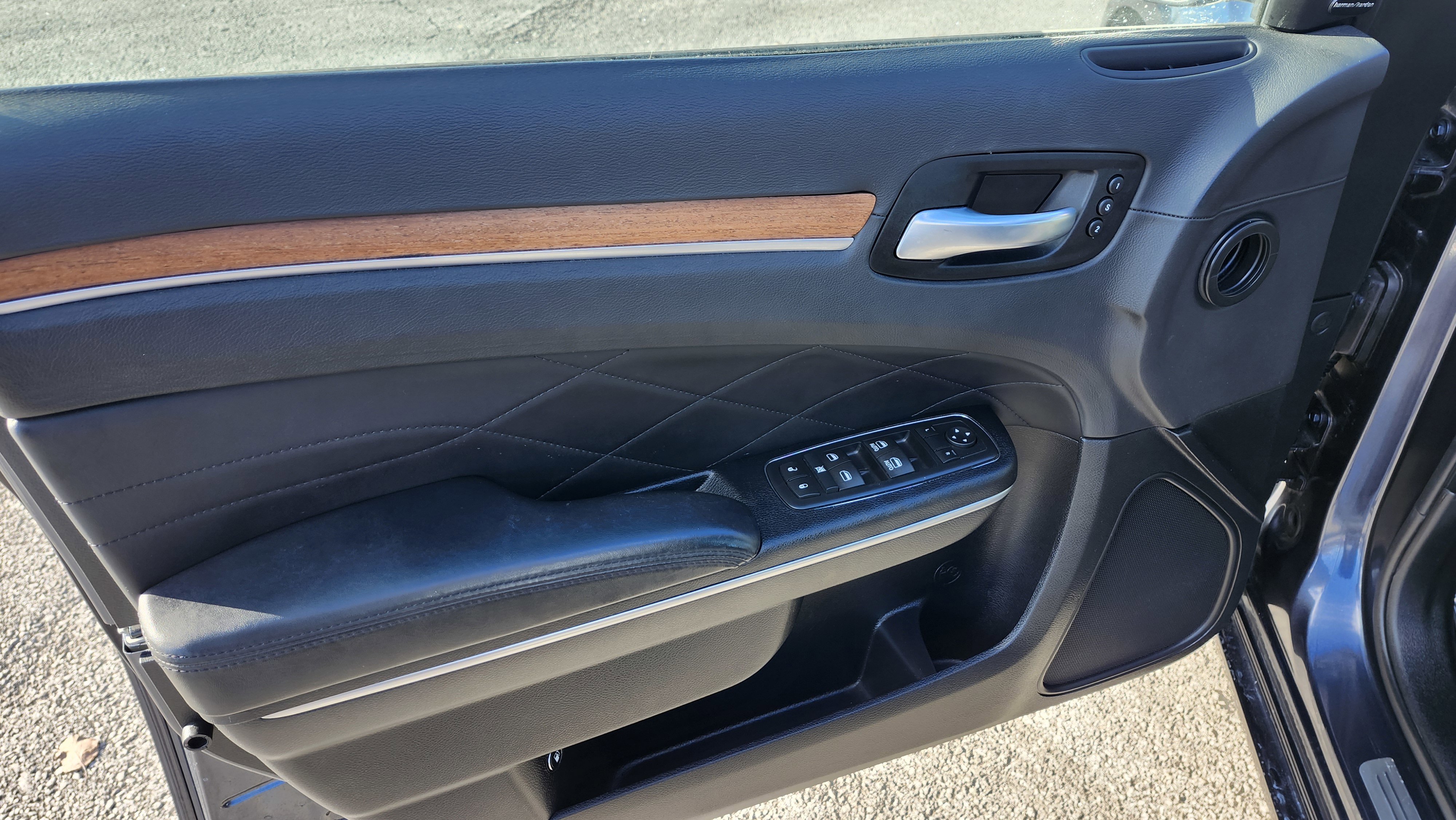 Used 2016 Chrysler 300 C Platinum image 21