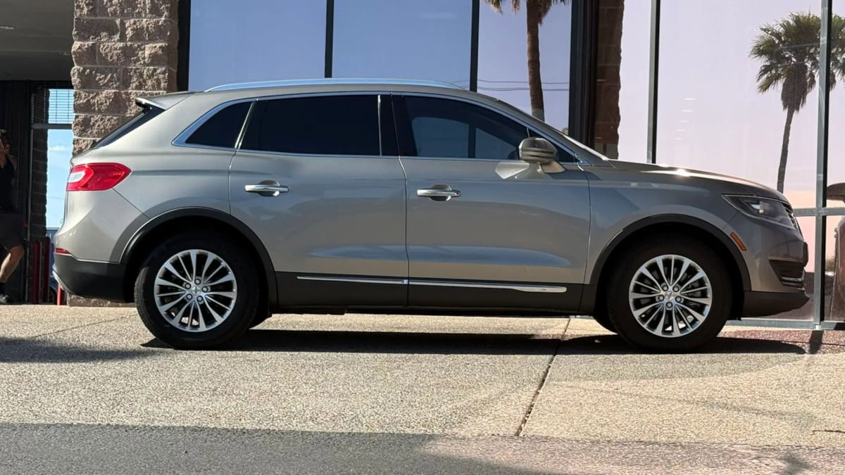 Used 2016 Lincoln MKX Select w/ Select Plus Package FWD image 14