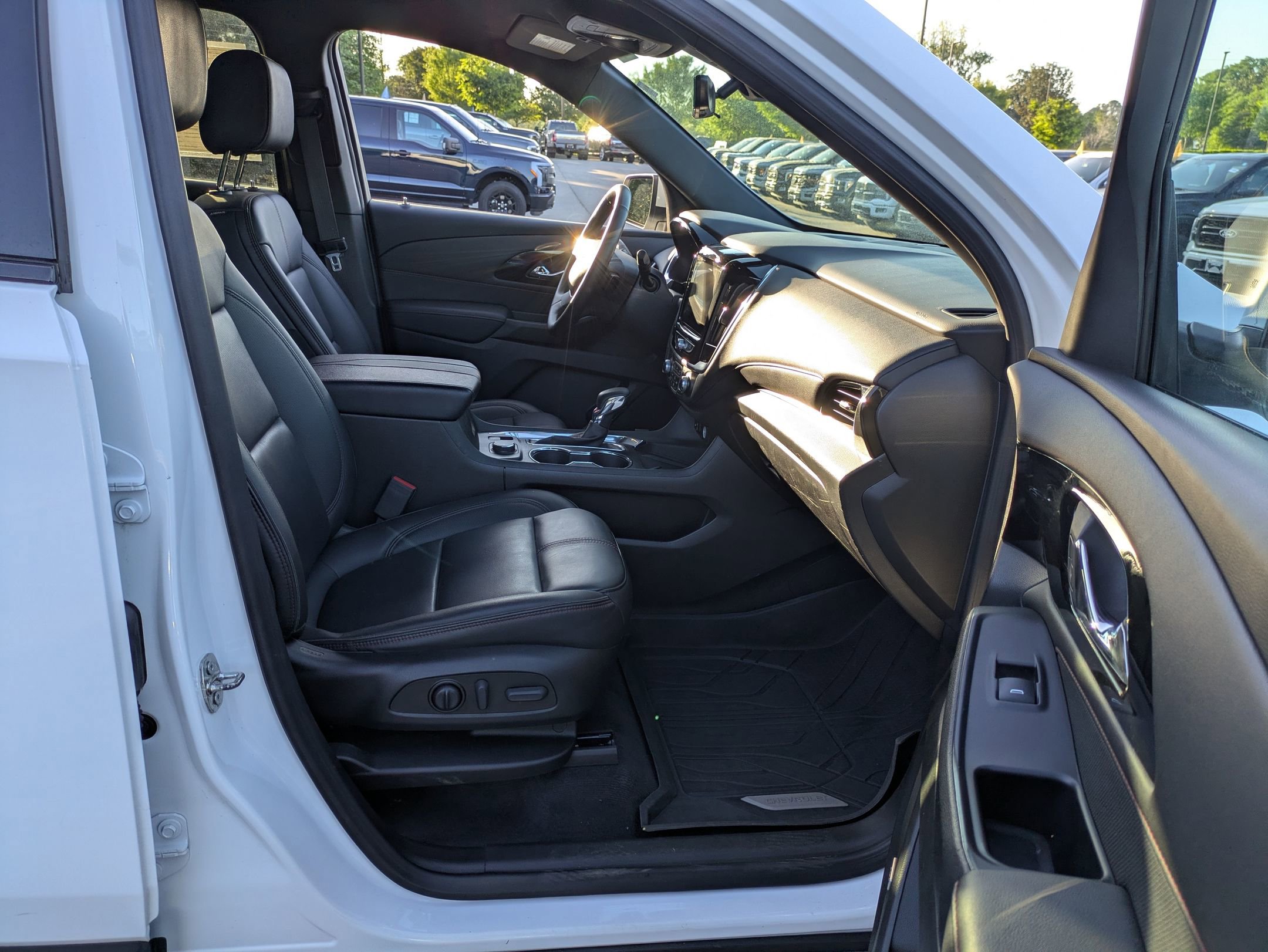 Used 2023 Chevrolet Traverse RS FWD image 38